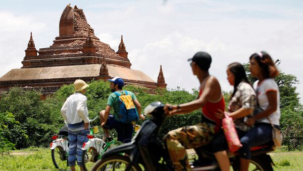 Туристы в пострадавшей от землетрясения древней столице Мьянмы Пагане