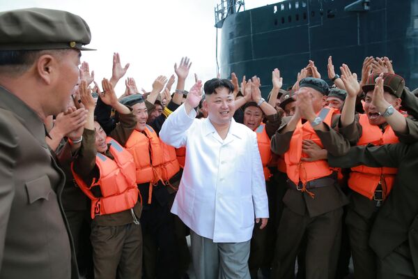 Лидер КНДР Ким Чен Ын во время испытаний баллистической ракеты подводных лодок. 25 августа 2016