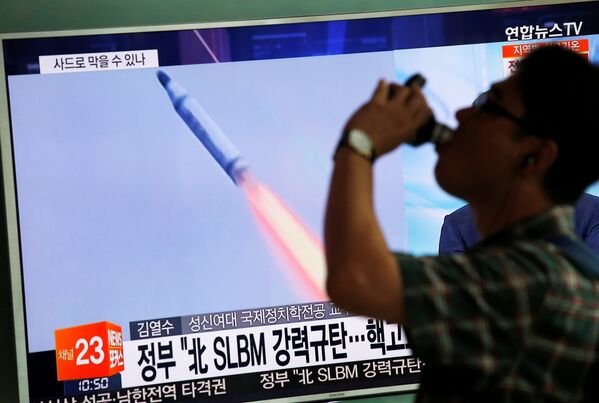 Трансляция по телевидению Южной Кореи, испытаний баллистической ракеты подводных лодок в КНДР