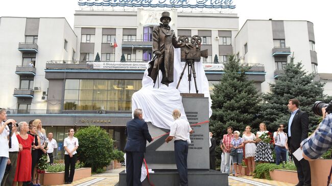 Церемония открытия памятника кинопромышленнику Александру Ханжонкову в Ростове-на-Дону