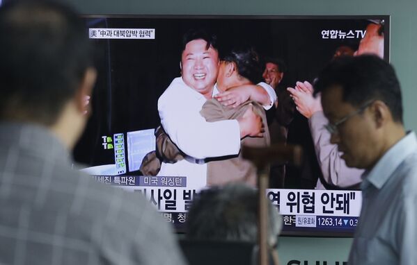Люди смотрят трансляцию по телевидению Южной Кореи, испытаний баллистической ракеты подводных лодок в КНДР