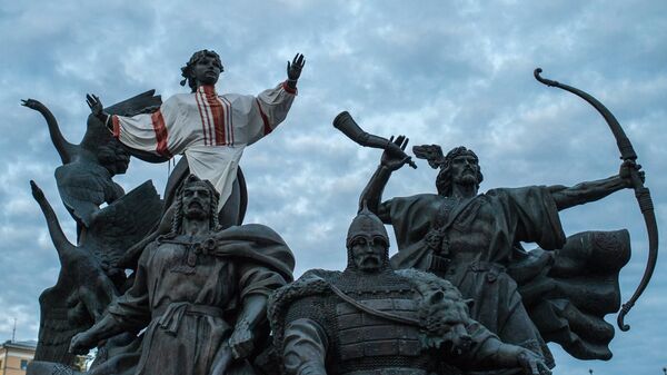 Памятник основателям города на площади Независимости в Киеве, Украина. Архивное фото