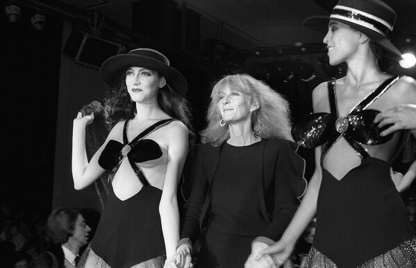 Французский кутюрье Соня Рикель c моделями во время показа в Париже, 1980 год