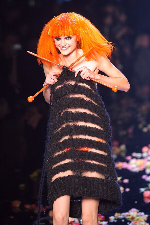 Модель в образе Сони Рикель, созданном французским модельером Жан-Поль Готье во время показа в Париже, 2008 год
