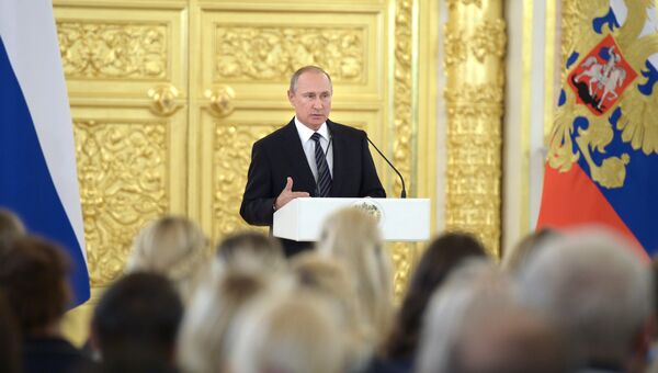 Владимир Путин выступает на церемонии вручения государственных наград победителям и призерам Олимпийских игр в Рио-де-Жанейро. 25 августа 2016