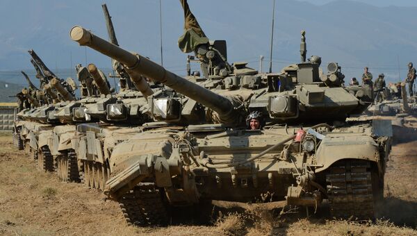 Танковый батальон выдвигается на полигон для проведения тактических учений мотострелковой бригады в Южном военном округе МО России