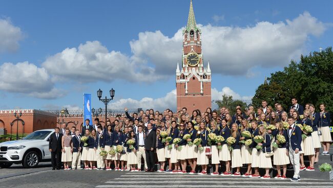 Церемония вручения премьер-министром РФ Д. Медведевым автомобилей победителям и призерам Игр XXXI Олимпиады в Рио-де-Жанейро. 25 августа 2016