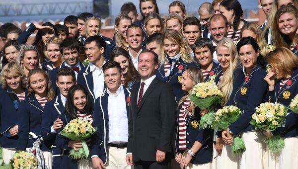 Церемония вручения премьер-министром РФ Д. Медведевым автомобилей победителям и призерам Игр XXXI Олимпиады в Рио-де-Жанейро. 25 августа 2016