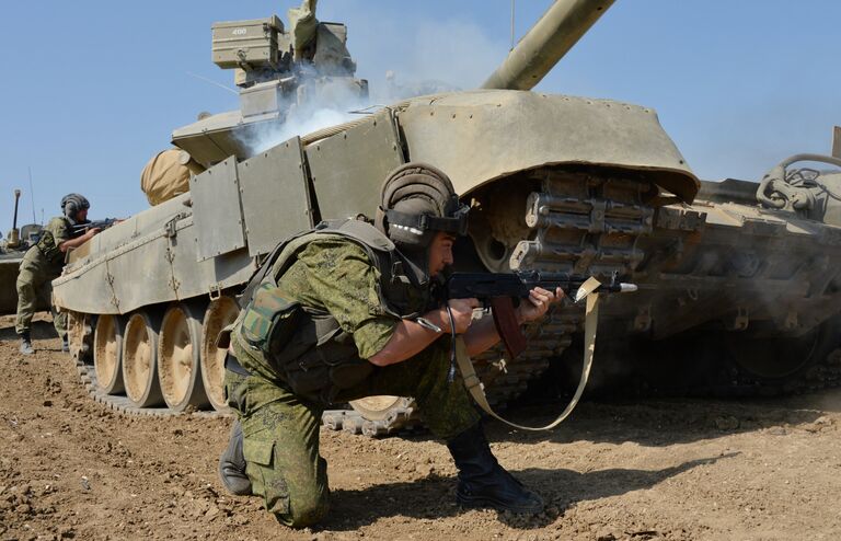 Военнослужащие личного состава танкового батальона отражают условную атаку боевиков