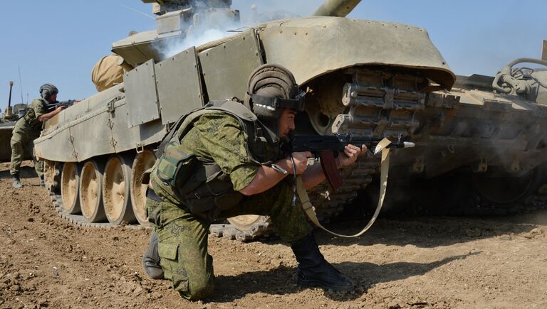 Военнослужащие личного состава танкового батальона отражают условную атаку боевиков