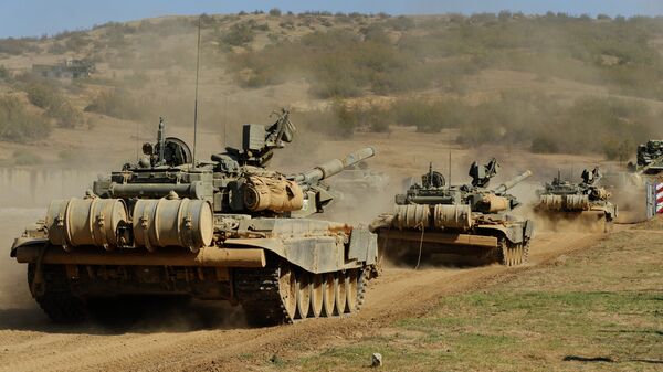 Танковый батальон выдвигается на полигон для проведения тактических учений мотострелковой бригады в Южном военном округе МО России