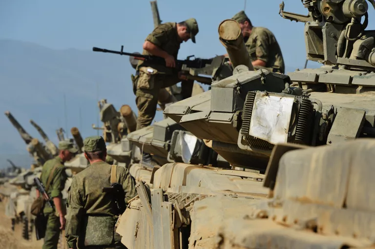 Военнослужащие личного состава танкового батальона готовится для проведения тактических учений мотострелковой бригады Военнослужащие личного состава танкового батальона готовится для проведения тактических учений мотострелковой бригады