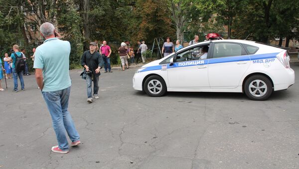 В ценПолицейская машина на месте взрыва в центре Донецка