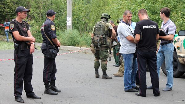 Сотрудники полиции на месте взрыва в центре Донецка. 25 августа 2016