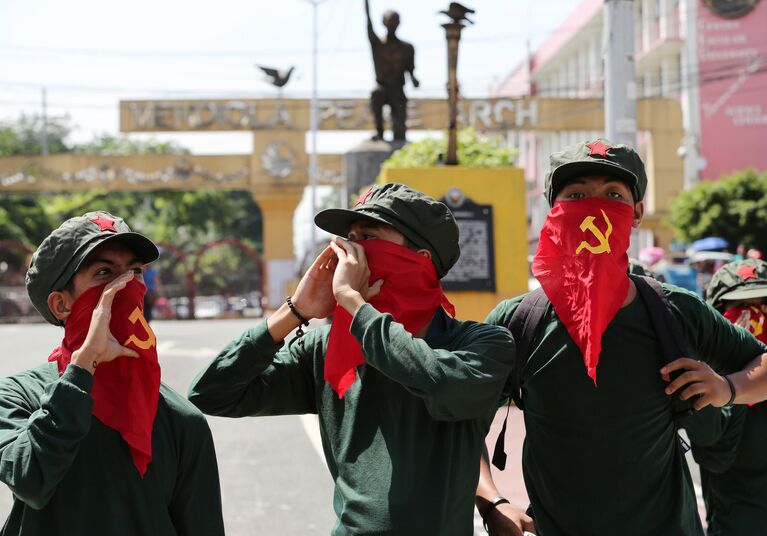 Филиппинские активисты во время митинга возле президентского дворца  в Маниле