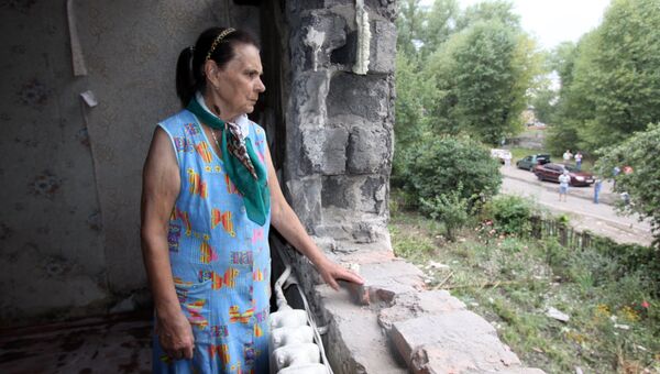 Жительница Горловки в доме, пострадавшем в результате обстрела. 25 августа 2016