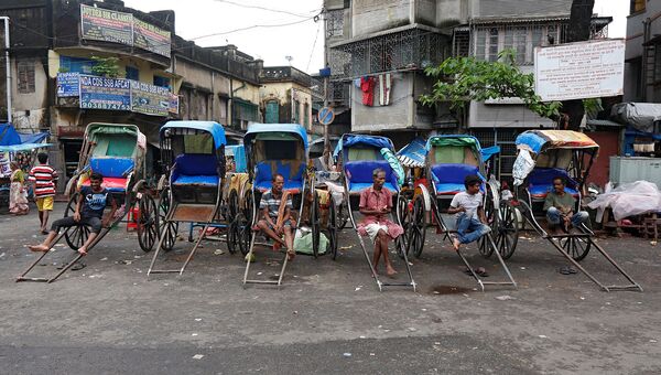 Рикши на дороге в Калькутте, Индия. Август 2016