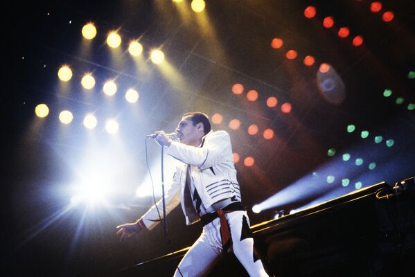 Фредди Меркьюри, солист рок-группы Queen во время концерта в Париже