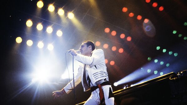 Фредди Меркьюри, солист рок-группы Queen во время концерта в Париже