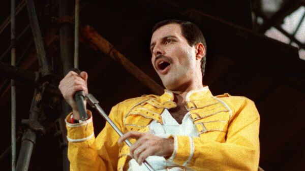 Фредди Меркьюри, солист рок-группы Queen во время концерта в Германии