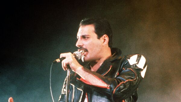 Фредди Меркьюри, солист рок-группы Queen во время концерта в Сиднее