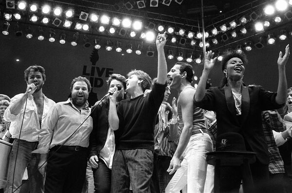 Фредди Меркьюри, Джордж Майкл, Боно, Пол Маккартни и организаторы благотворительного концерта на стадионе Уэмбли в Лондоне