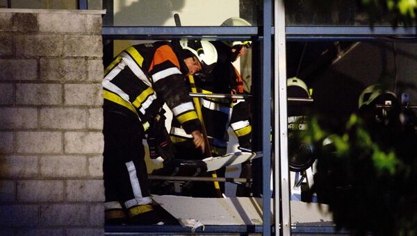 Полиция и пожарные на месте взрыва у спортивного центра в городе Шиме на юго-западе Бельгии