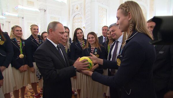 Российские гандболистки вручили Путину мяч, которым играли в финале ОИ-2016