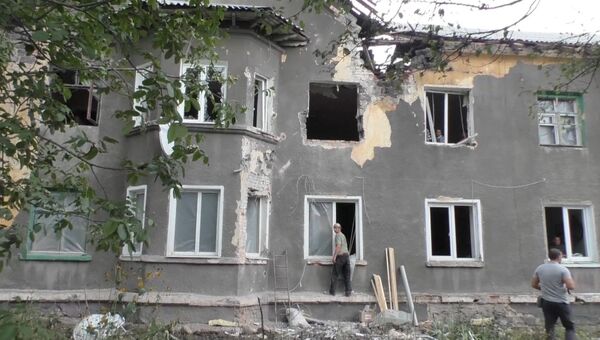 Выбитые окна и разрушенные стены – последствия артобстрела в Горловке