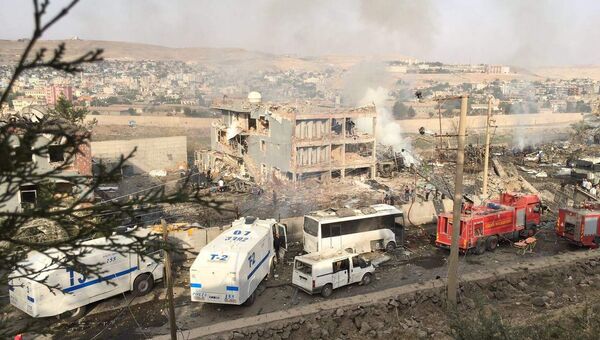 На месте взрыва у здания полицейского управления в городе Джизре на юго-востоке Турции. 26 августа 206