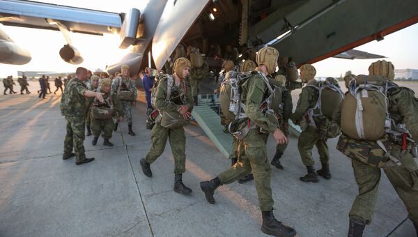 Десантники во время загрузки в военно-транспортный самолет Ил-76