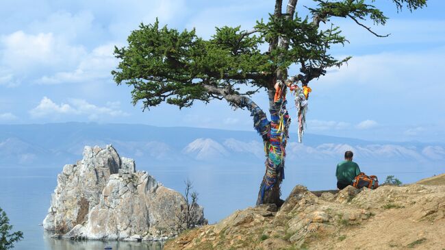 Турист отдыхает на озере Байкал. Архивное фото