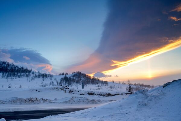Закат на трассе Иркутск - МРС у озера Байкал