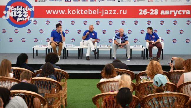 Председатель оргкомитета Международного фестиваля Koktebel Jazz Party генеральный директор МИА Россия сегодня Дмитрий Киселев (второй слева) на пресс-конференции, посвященной открытию фестиваля. Справа налево: генеральный директор ООО Красный квадрат Алексей Кисин, арт-директор фестиваля Koktebel Jazz Party Михаил Иконников