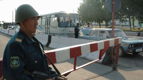 Сотрудник правоохранительных органов Узбекистана на КПП в Ташкенте