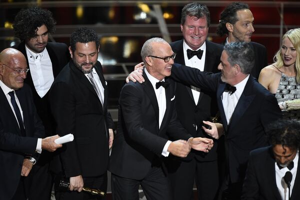 Американский актер Майкл Китон и съемочная группа фильма Бёрдмэн во время церемонии награждения премии Оскар, 2015 год