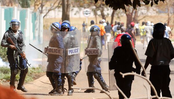 Полицейские во время акции протеста оппозиционных партий в Хараре, Зимбабве. 26 августа 2016