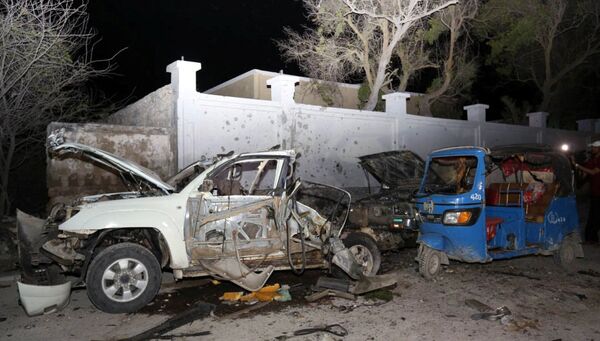 Место взрыва заминированного автомобиля у ресторана в столице Сомали Могадишо. 25 августа 2016