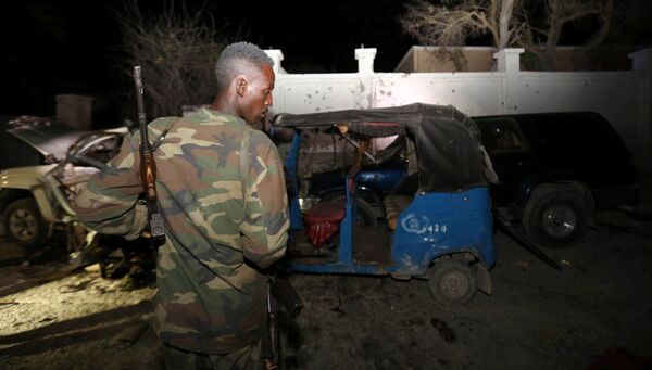 Полицейский на месте взрыва заминированного автомобиля у ресторана в столице Сомали Могадишо. 25 августа 2016
