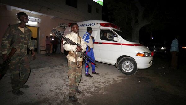 Сомалийские полицейские у больницы после теракта у ресторана в Могадишо. 25 августа 2016