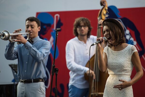 Певица Александра Гайсина, музыкант Петр Востоков (слева) на фестивале Koktebel Jazz Party