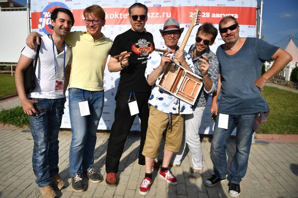 Музыканты коллектива JB and 24 kopeks (Великобритания и Россия) после пресс-конференции участников фестиваля Koktebel Jazz Party