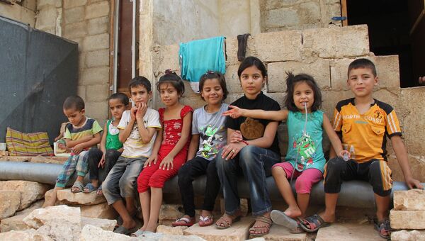 Дети из семей беженцев в Алеппо близ зоны боевых действий. Архивное фото