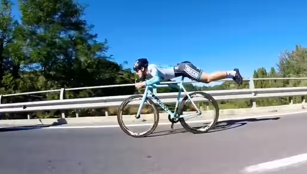 Велосипедист. Кадр из видео на YouTube