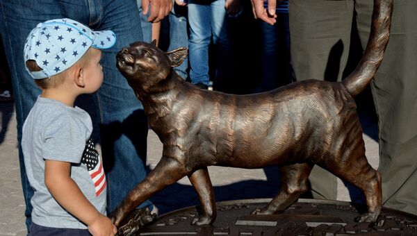Открытие памятника талисману ХК Адмирал кошке Матроске во Владивостоке