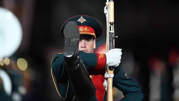 Военнослужащий на церемонии открытия Международного военно-музыкального фестиваля Спасская башня - 2016