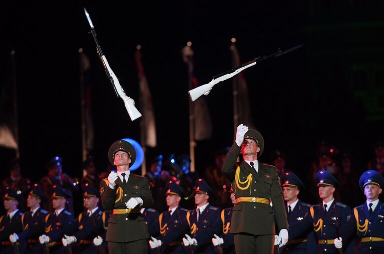 Военнослужащие на церемонии открытия Международного военно-музыкального фестиваля Спасская башня - 2016