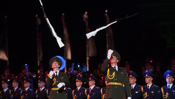 Военнослужащие на церемонии открытия Международного военно-музыкального фестиваля Спасская башня - 2016