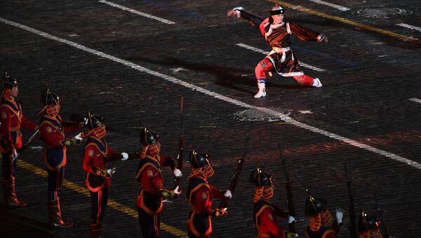 Военнослужащие роты почетного караула и Центрального военного оркестра Вооруженных сил Монголии на церемонии открытия Международного военно-музыкального фестиваля Спасская башня - 2016