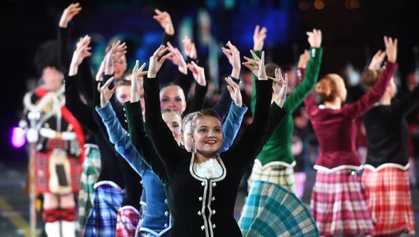 Исполнители шотландских танцев на церемонии открытия Международного военно-музыкального фестиваля Спасская башня - 2016